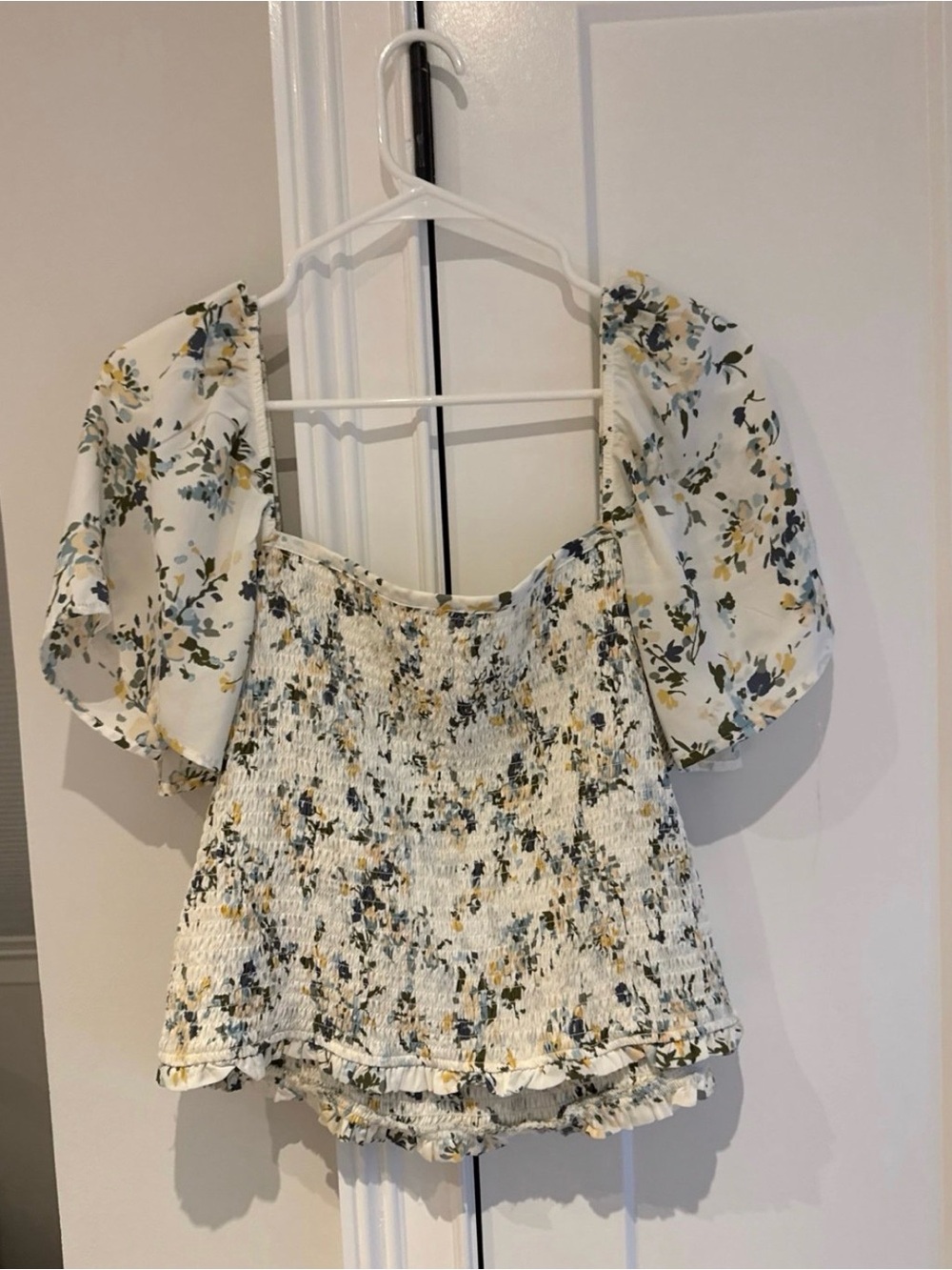 Abercrombie & Fitch White Floral Puff-Sleeve Smocked Top
